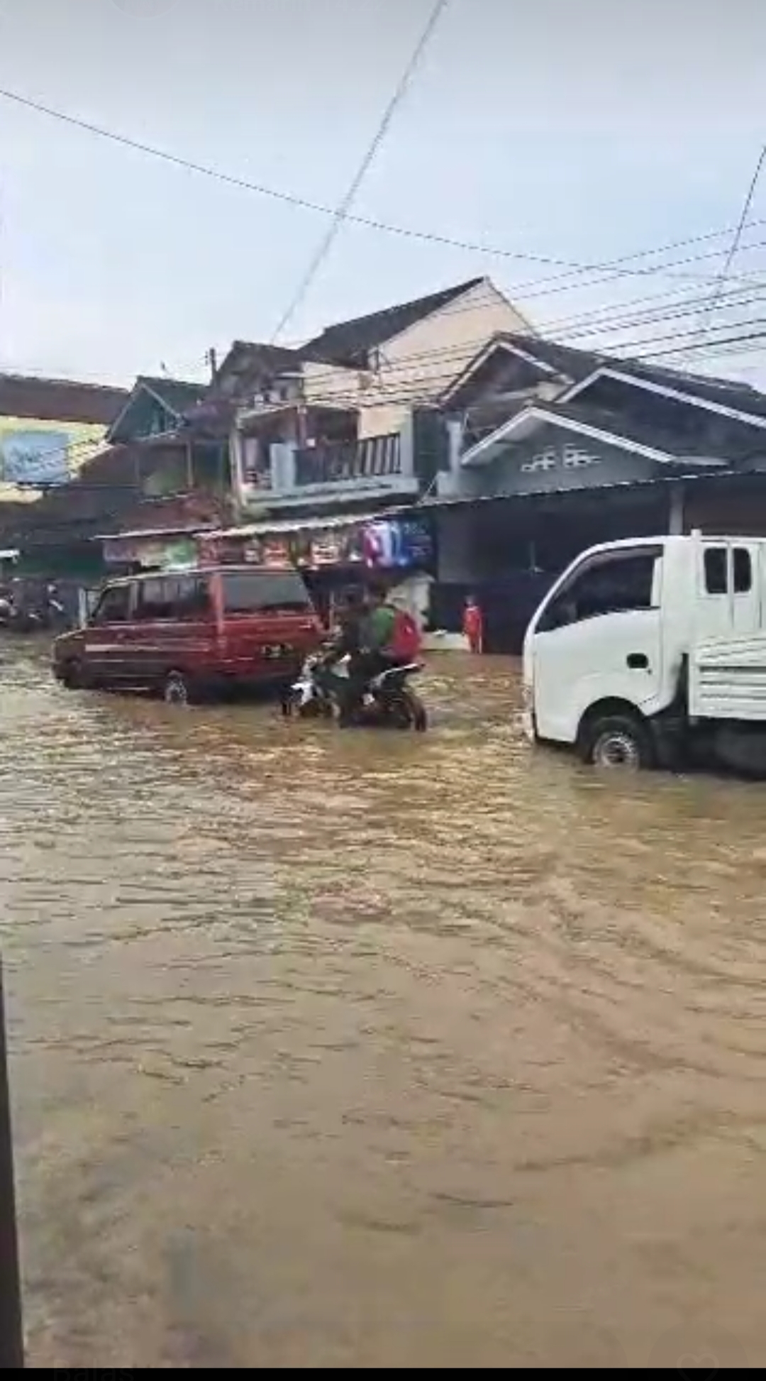 BANJIR TERJADI AKIBAT MELUAPNY...